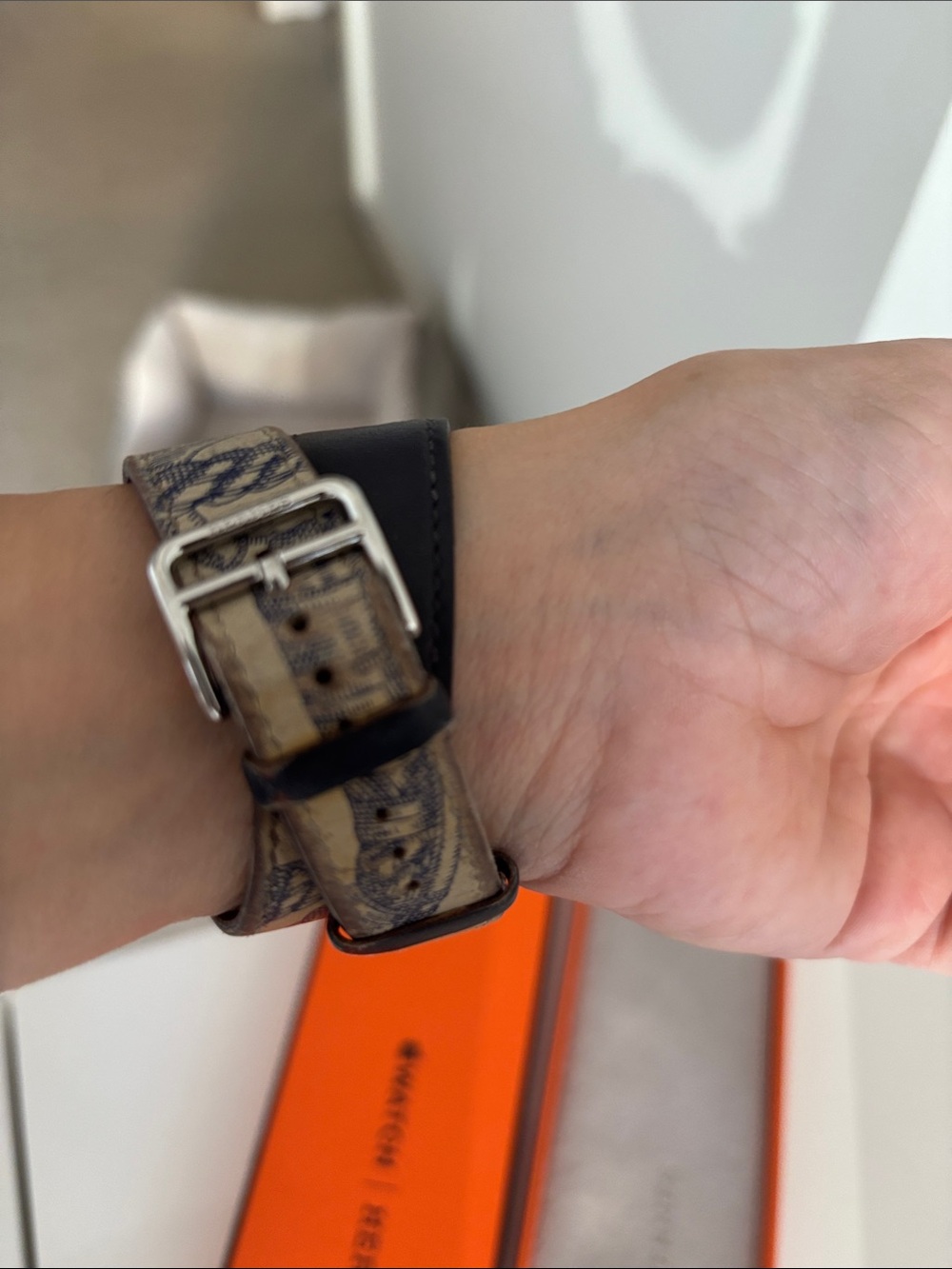 Hermès Apple Watch Band Set in navy and Beige - Picture 5 of 7